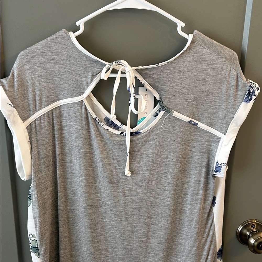Fortune + Ivy  Floral Women's Top - White and Blue Stitch Fix size Medium - Picture 4 of 4